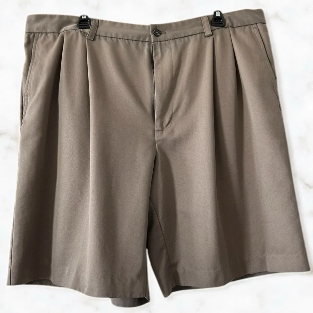 IZOD Golf Shorts Men's Size 40 taupe Beige Pleated‎ front 9